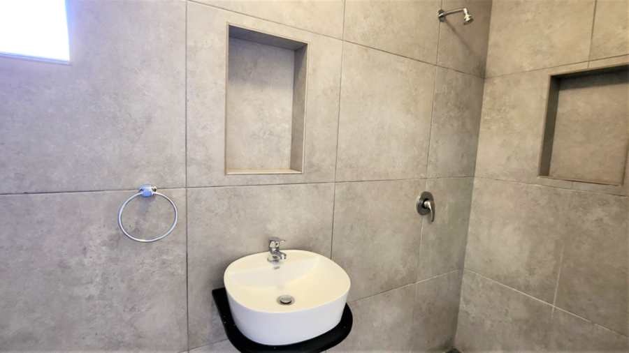 To Let 1 Bedroom Property for Rent in Oostersee Western Cape